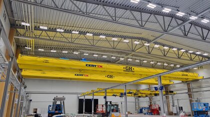 Traverskranar installerade i Hitachi Energys nya anläggning
